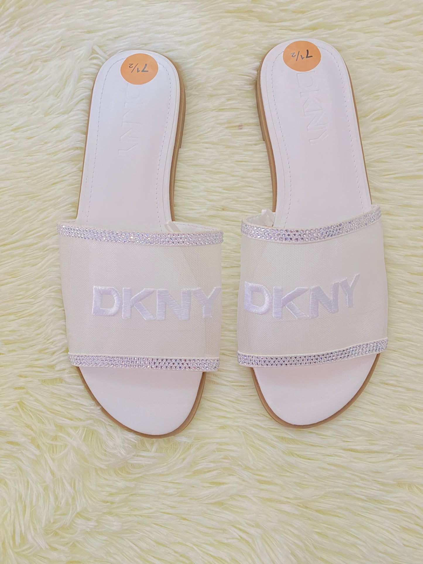 Sandalias DKNY original, blanca con diamantes plateados y suela marron.