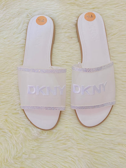 Sandalias DKNY original, blanca con diamantes plateados y suela marron.