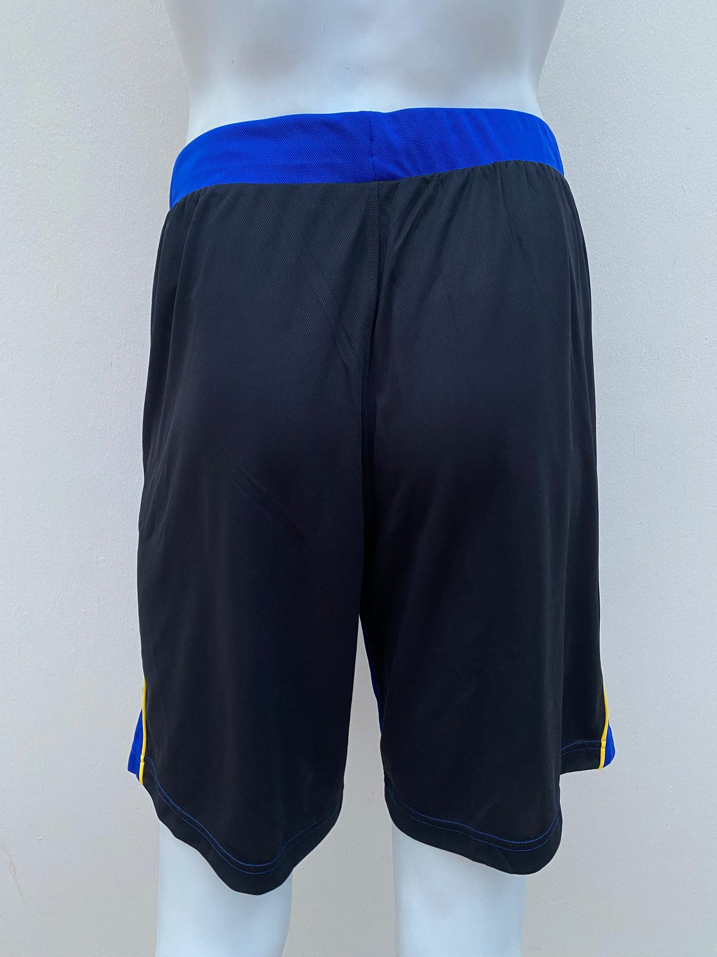 Bermuda Deportiva Under Armour original, negra con azul y línea amarilla con estampado de la marca en amarillo