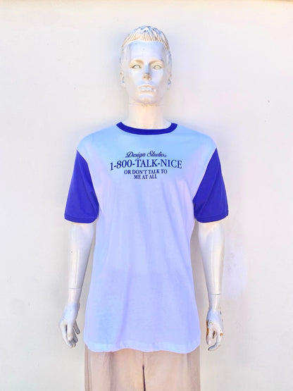 T-shirt blanco con mangas y cuello azul marino y letras negras al frente DESIGN STUDIO 1-800-Talk-Nice