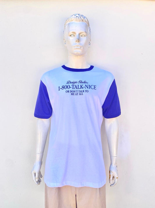 T-shirt blanco con mangas y cuello azul marino y letras negras al frente DESIGN STUDIO 1-800-Talk-Nice