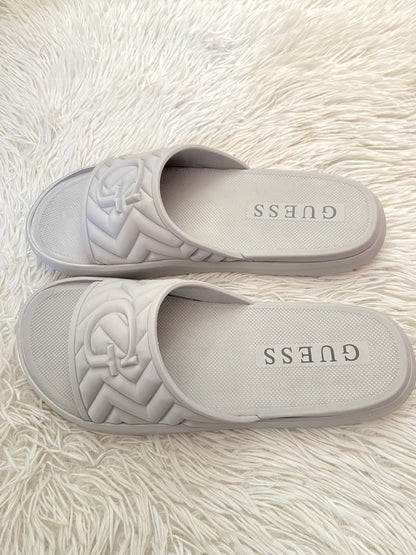 Sandalias GUESS original, gris pálido  con letras G en frente y diseño de textura.