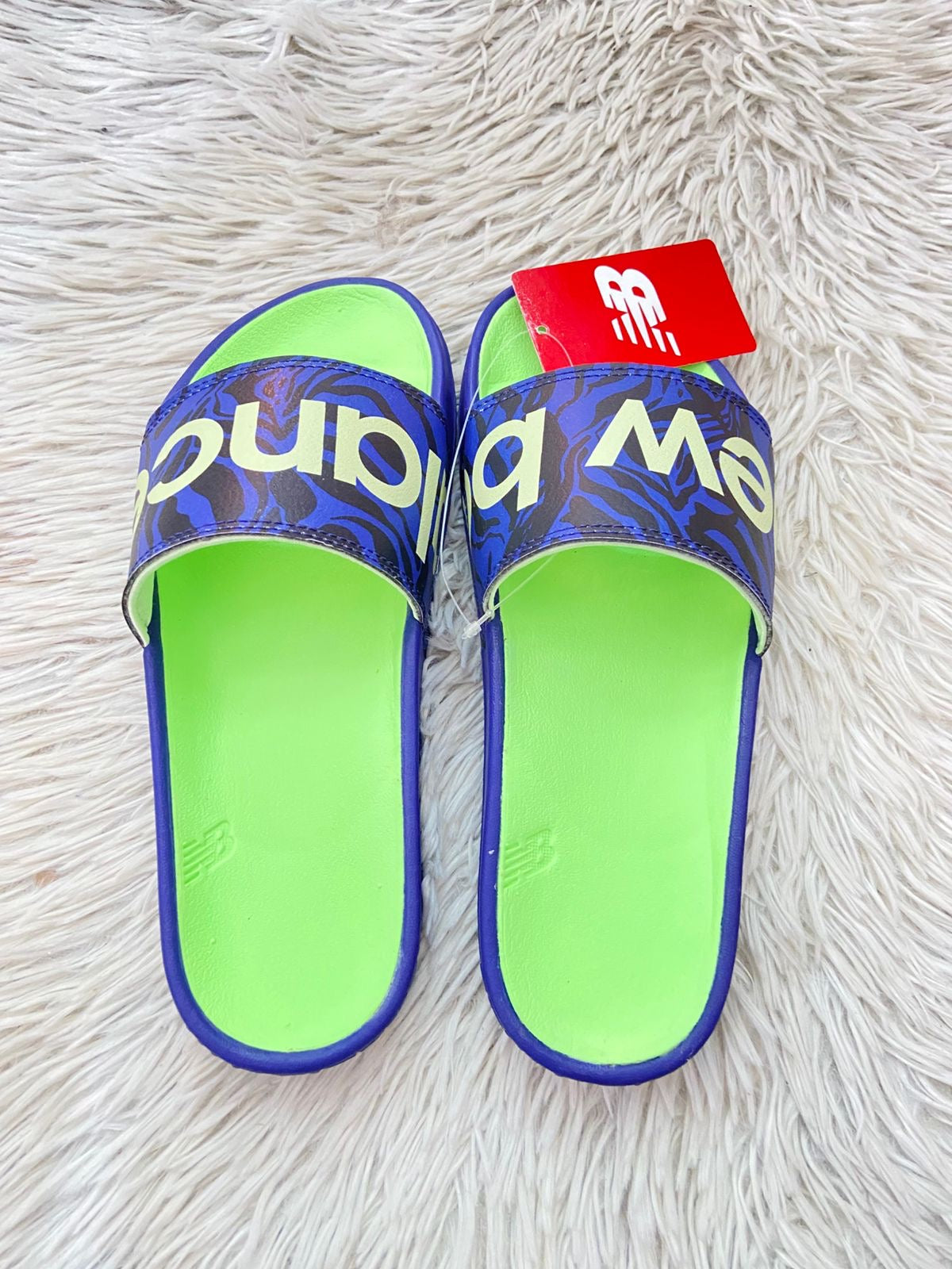Sandalias NEW BALANCE original azul marino con verde neón y letras de la marca en frente.
