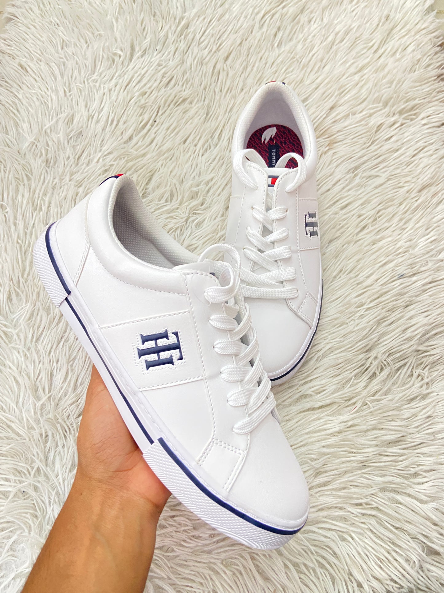 Tenis Tommy Hilfiger original blanco, con logotipo TH en azul.