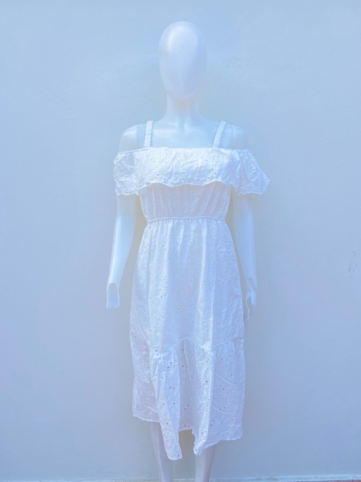 Vestido HAUTE MONDE original, blanco con bordado de flores, agua lluvia.