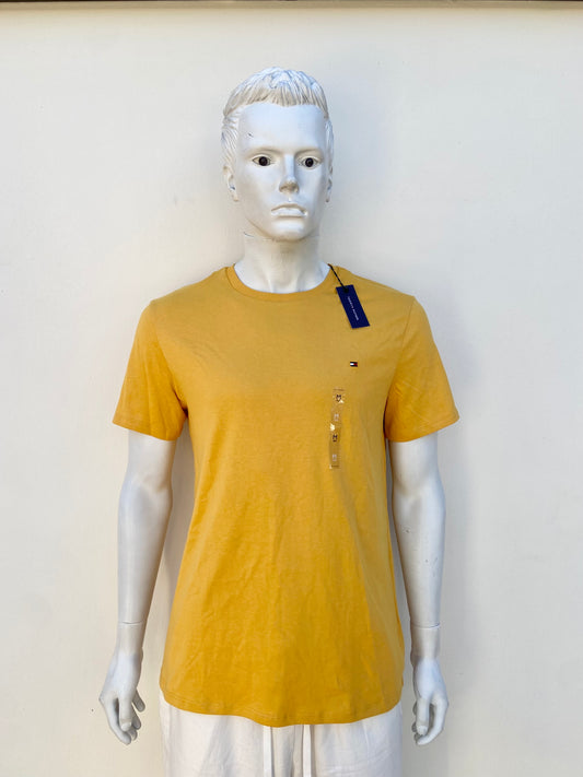 T-shirt Tommy Hilfiger Original, en color Mostaza/amarillo con logotipo de la marca en el lado en pequeño.