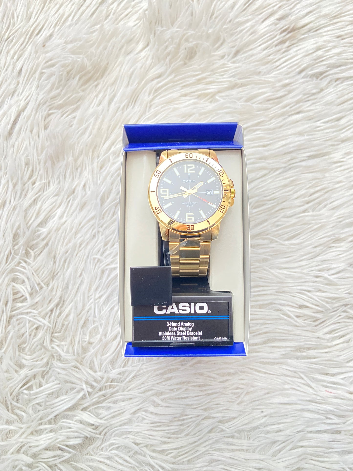 Reloj CASIO original dorado con fondo negro agua impermeable