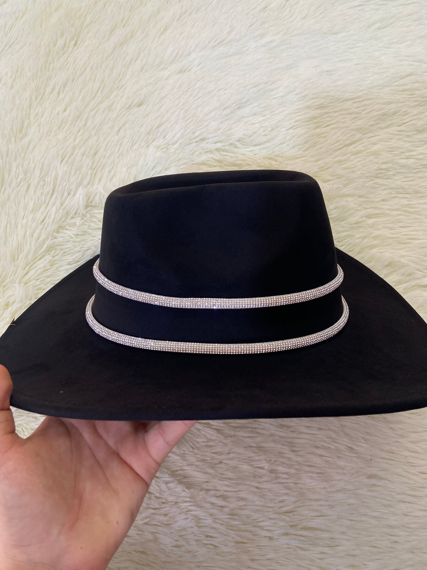 Sombrero, negro con lazo plateado con brillos.