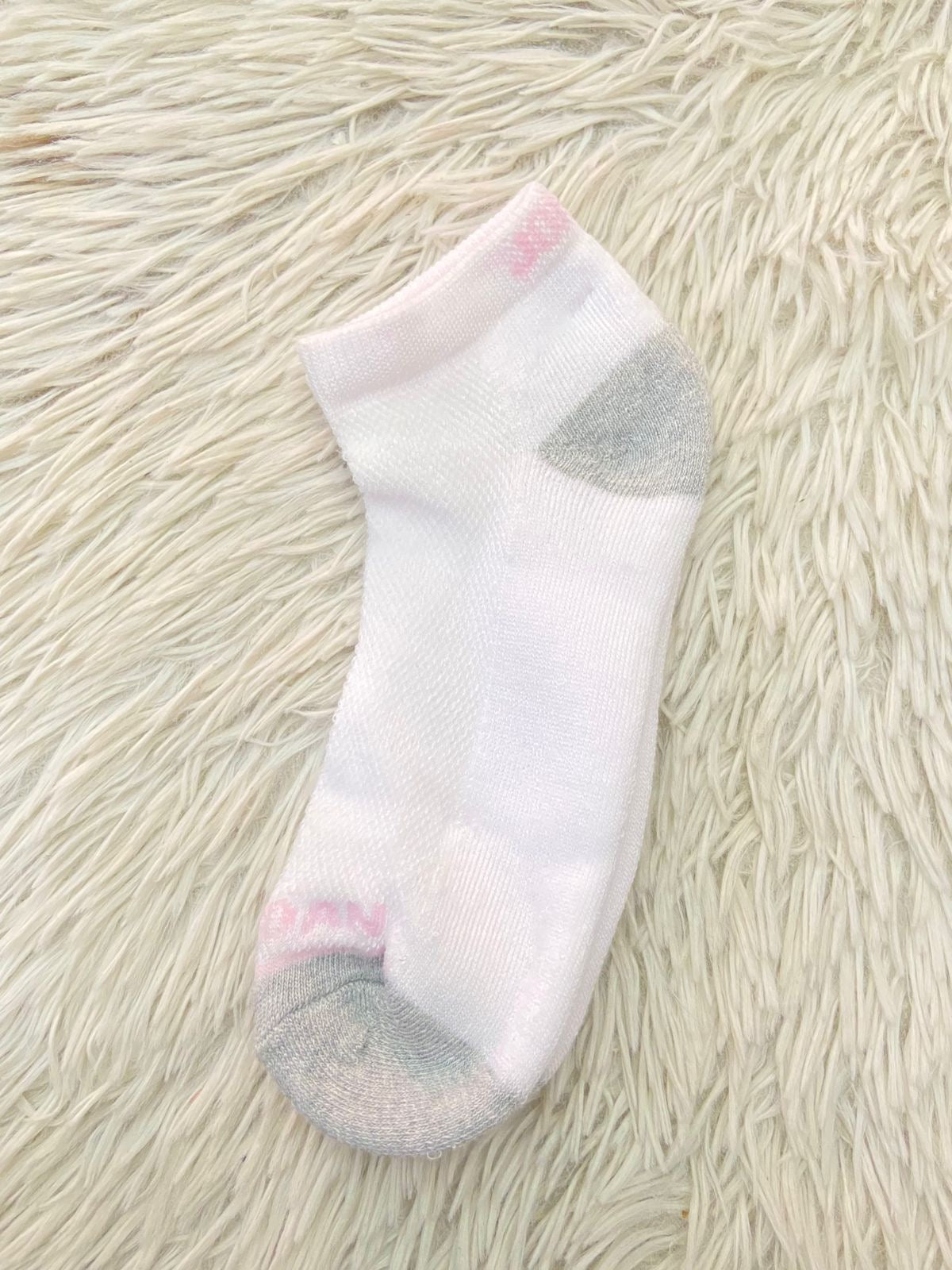 Medias JORDAN original, blanca con letras JORDAN en rosado claro.