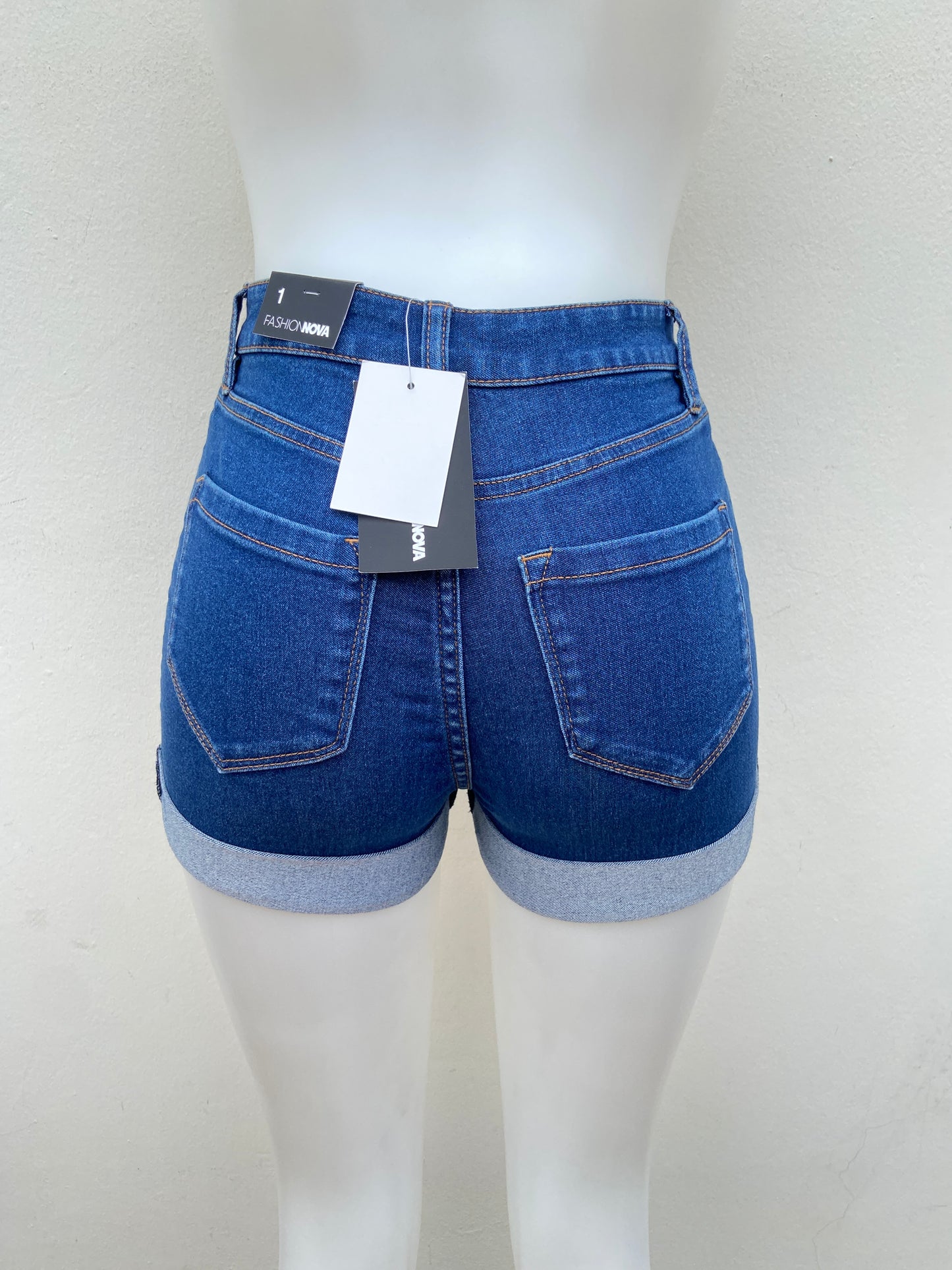 Short, azul marino liso, con dobladillo.