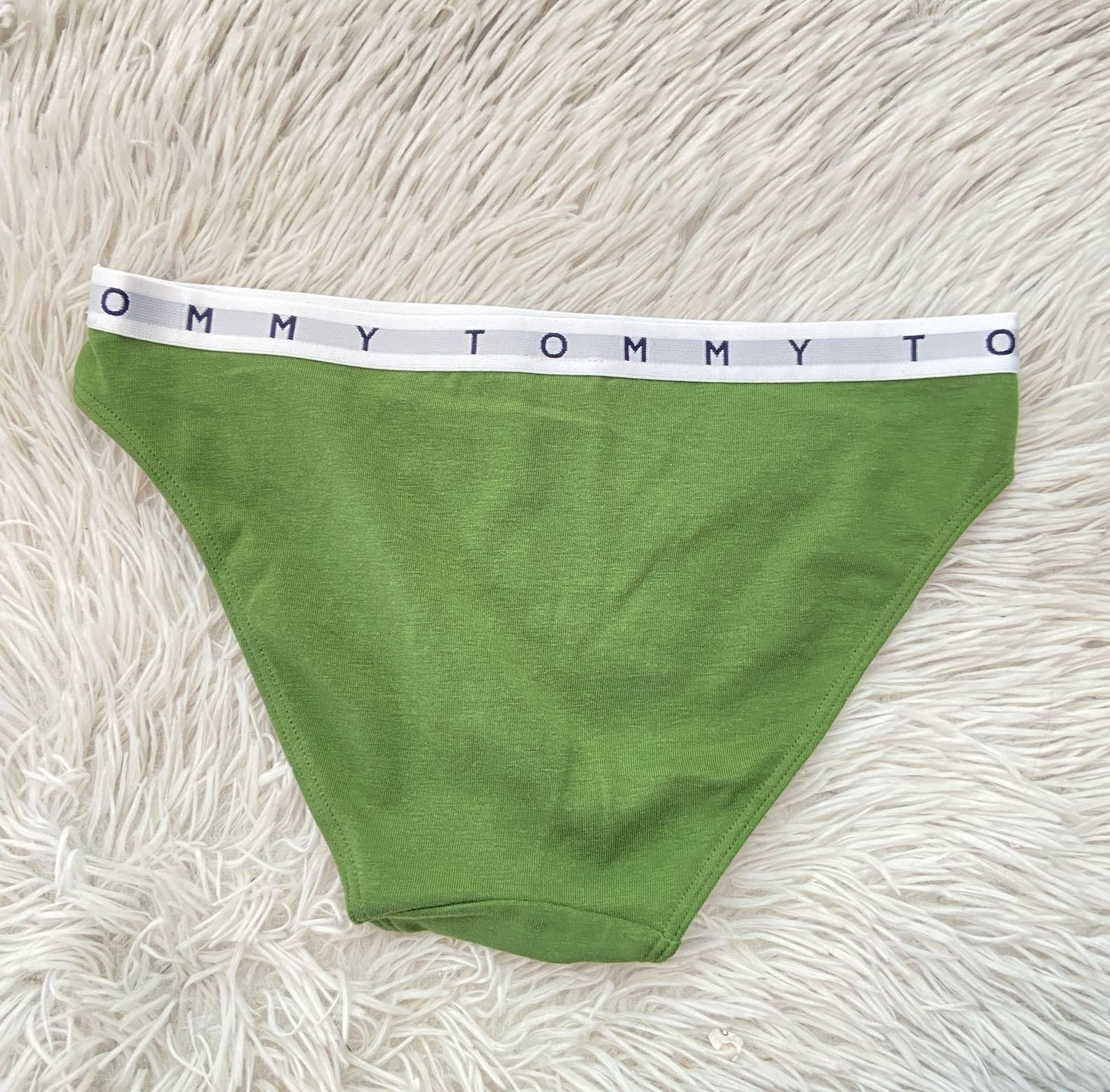 Panti Tommy Hilfiger Original verde con banda en color blanco y letras TOMMY.