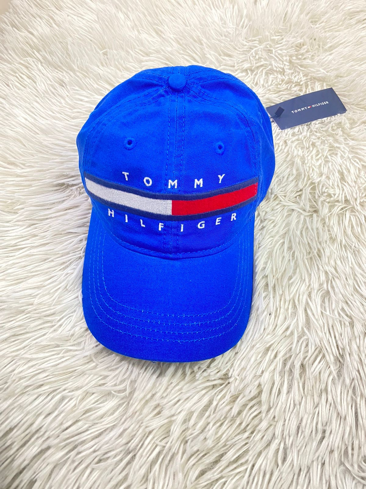 Gorra Tommy Hilfiger original azul royal con banda Tommy Hilfiger en blanco.