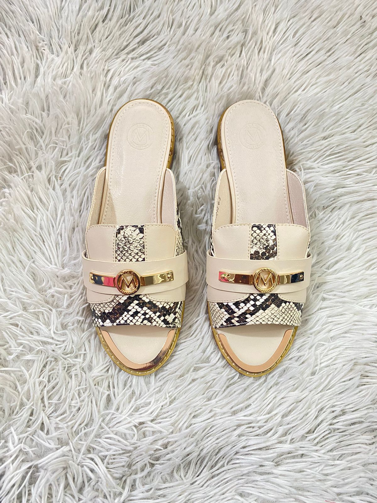 Sandalias MIAK COLLECTION original crema con animal print y detalles dorados.