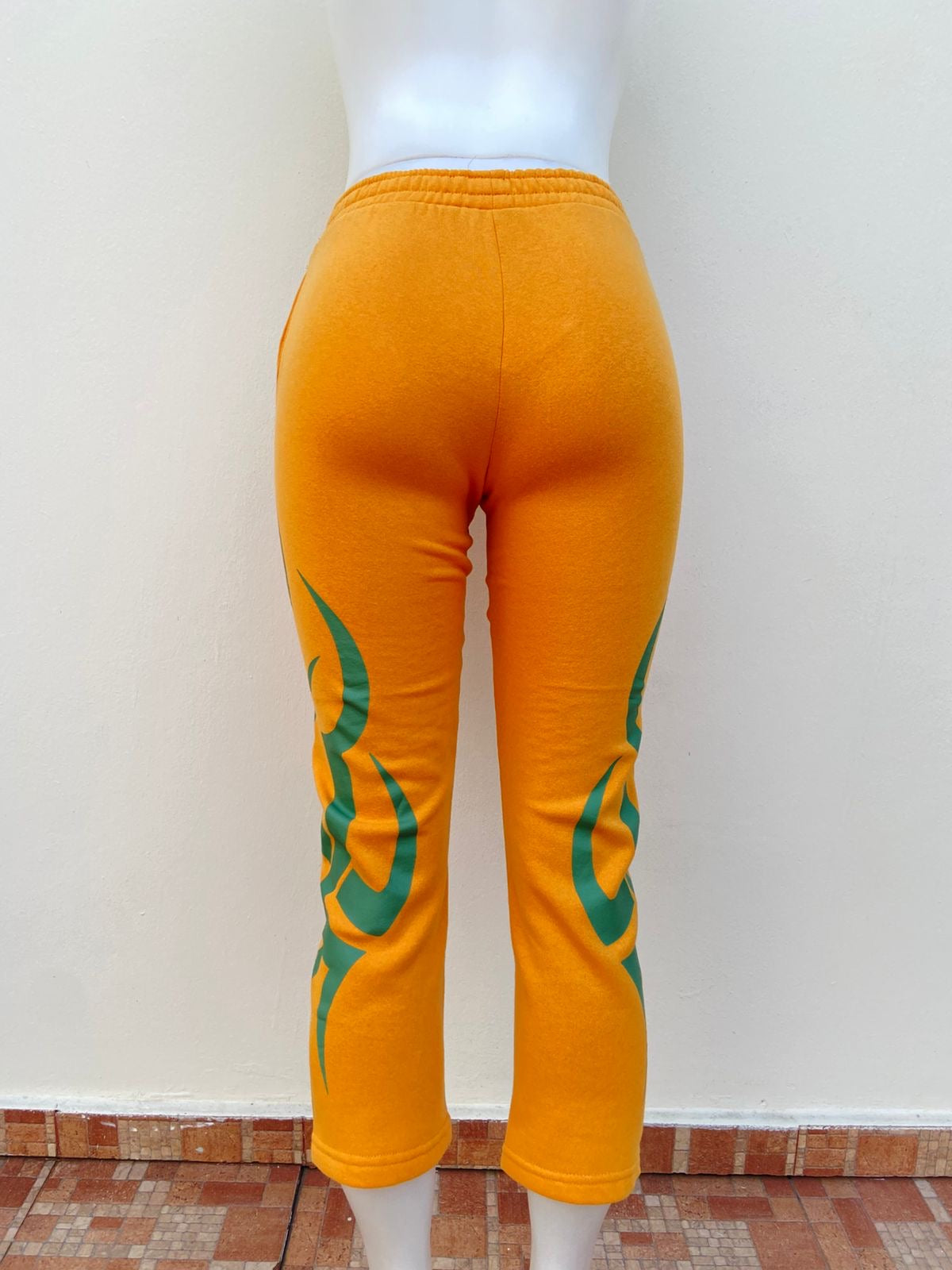 Pantalon VON DUTCH original Amarillo mostaza con letras de la marca en verde.