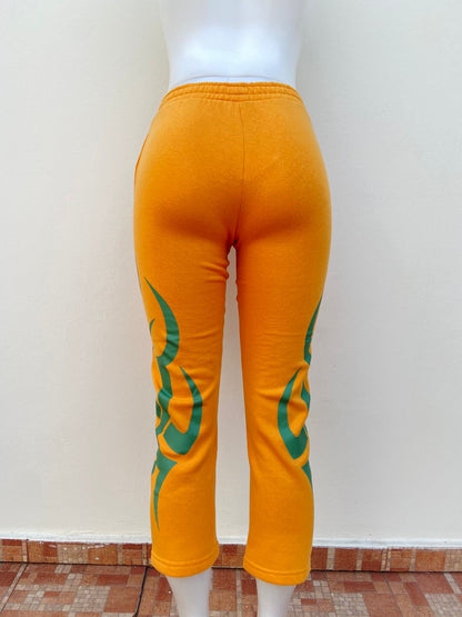 Pantalon VON DUTCH original Amarillo mostaza con letras de la marca en verde.