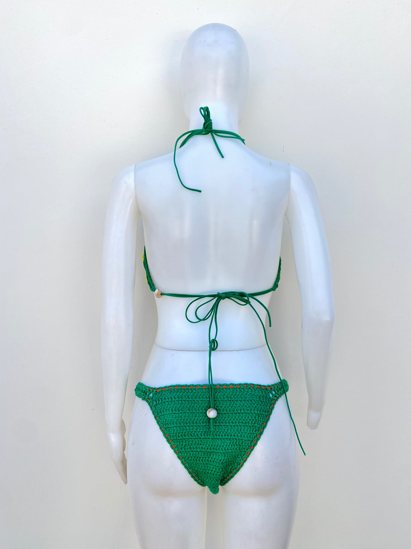 Biquini, verde en crochet con estampado de la bandera de Brasil.