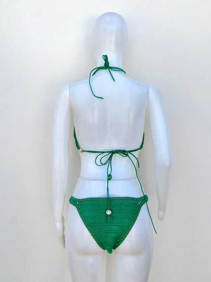 Biquini, verde en crochet con estampado de la bandera de Brasil.