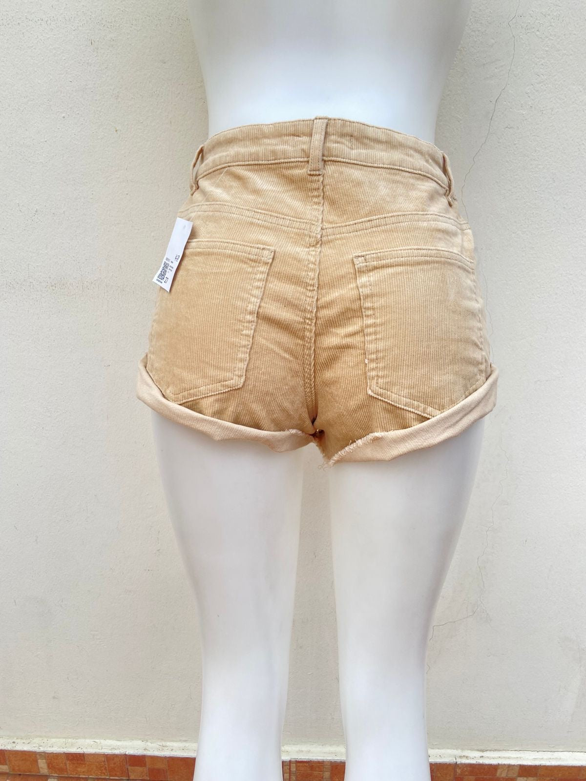 Short Forever 21 Original en color crema (beige) en pana