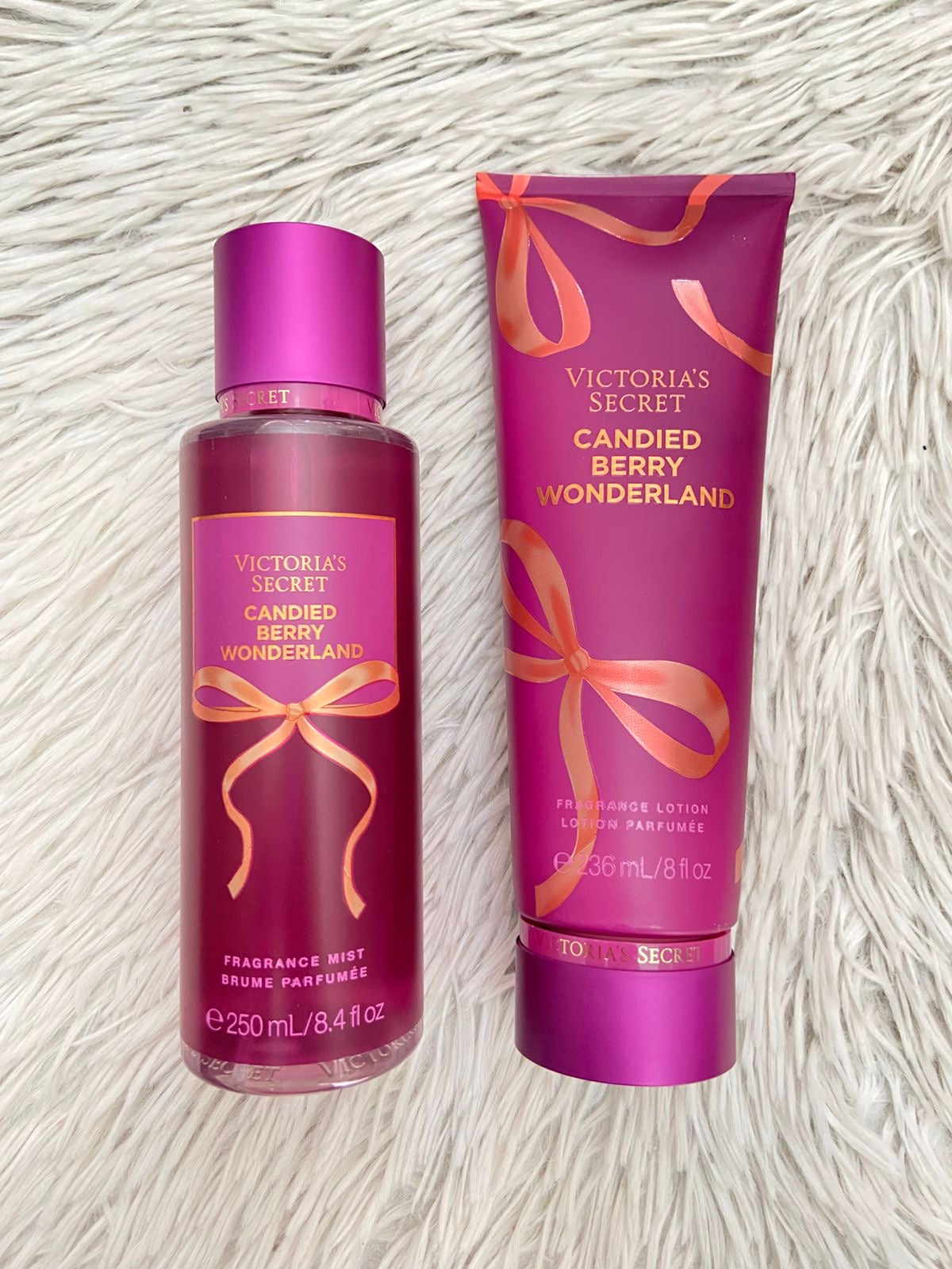 Set Victoria’s Secret original, CANDIED BERRY WONDERLAND, rosada de crema y colonia.