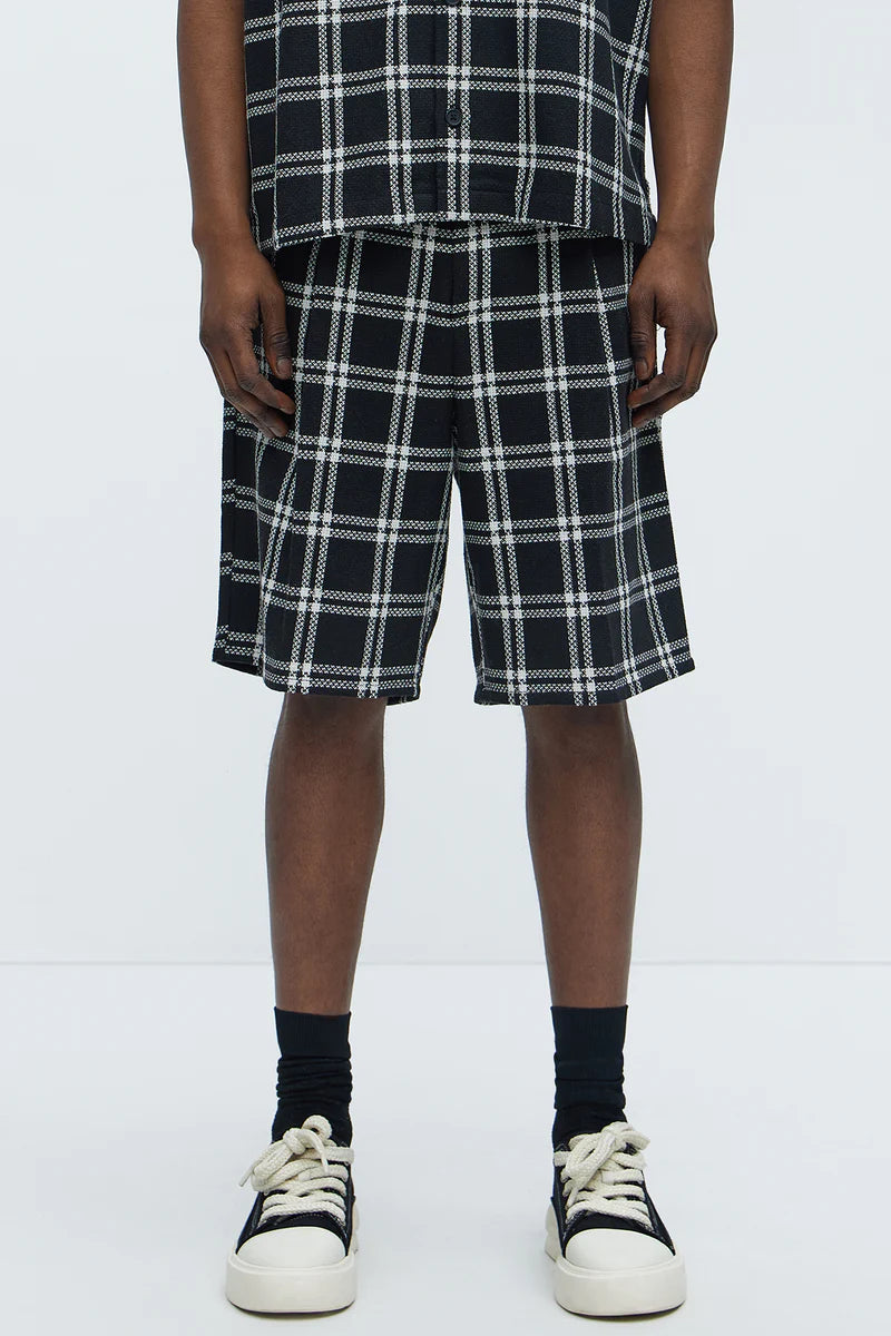 Bermuda, negra con estampado de cuadros en color blanca.