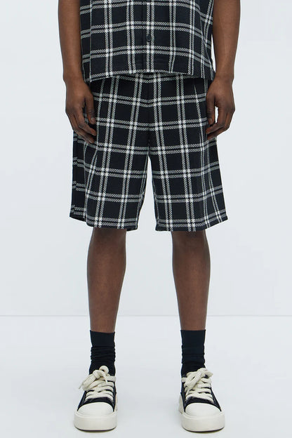 Bermuda, negra con estampado de cuadros en color blanca.