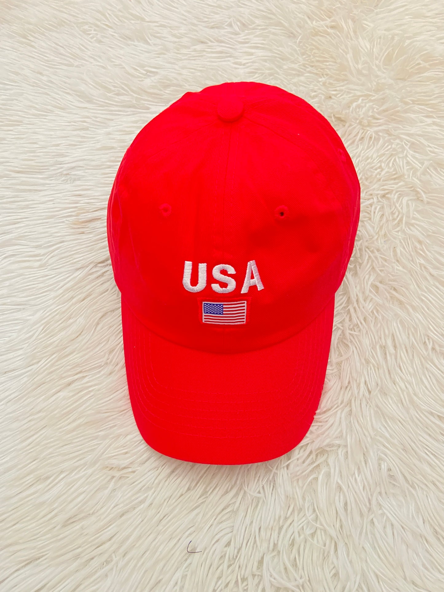 Gorra, roja con estampado de la bandera de Estados Unidos y letras USA.