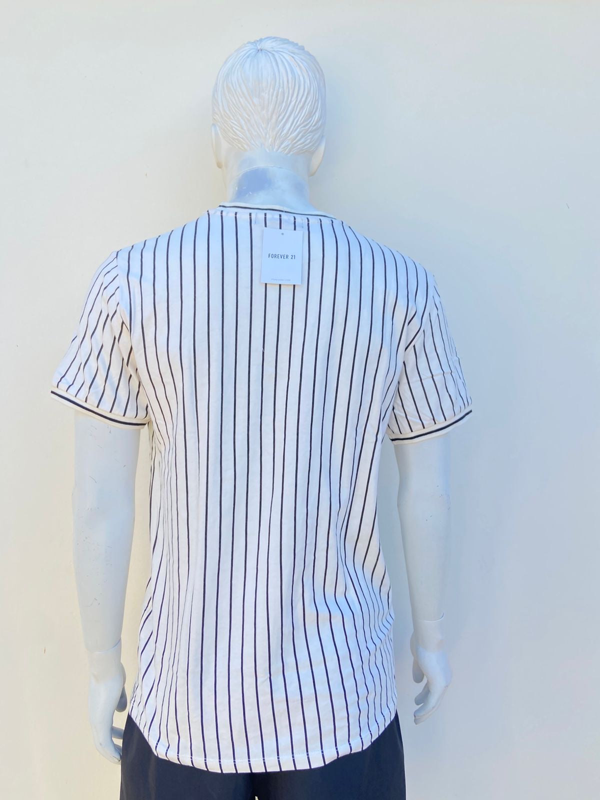T-shirt Forever 21 Hombre original, blanco con rayas en color negro.