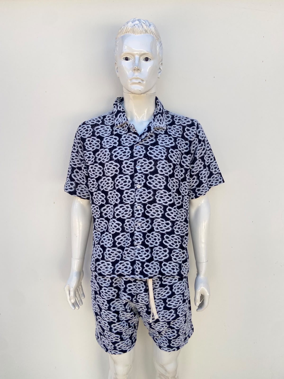 Conjunto, negro con detalles en color blanco camisa y short ajustable.