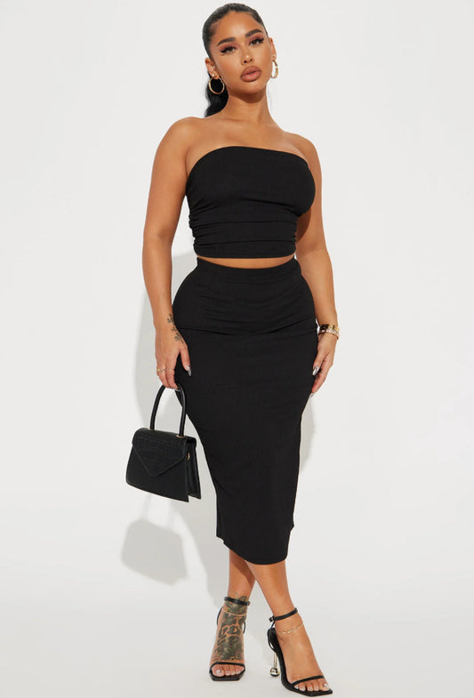 Conjunto Fashion Nova original negro de falda y top strapless.