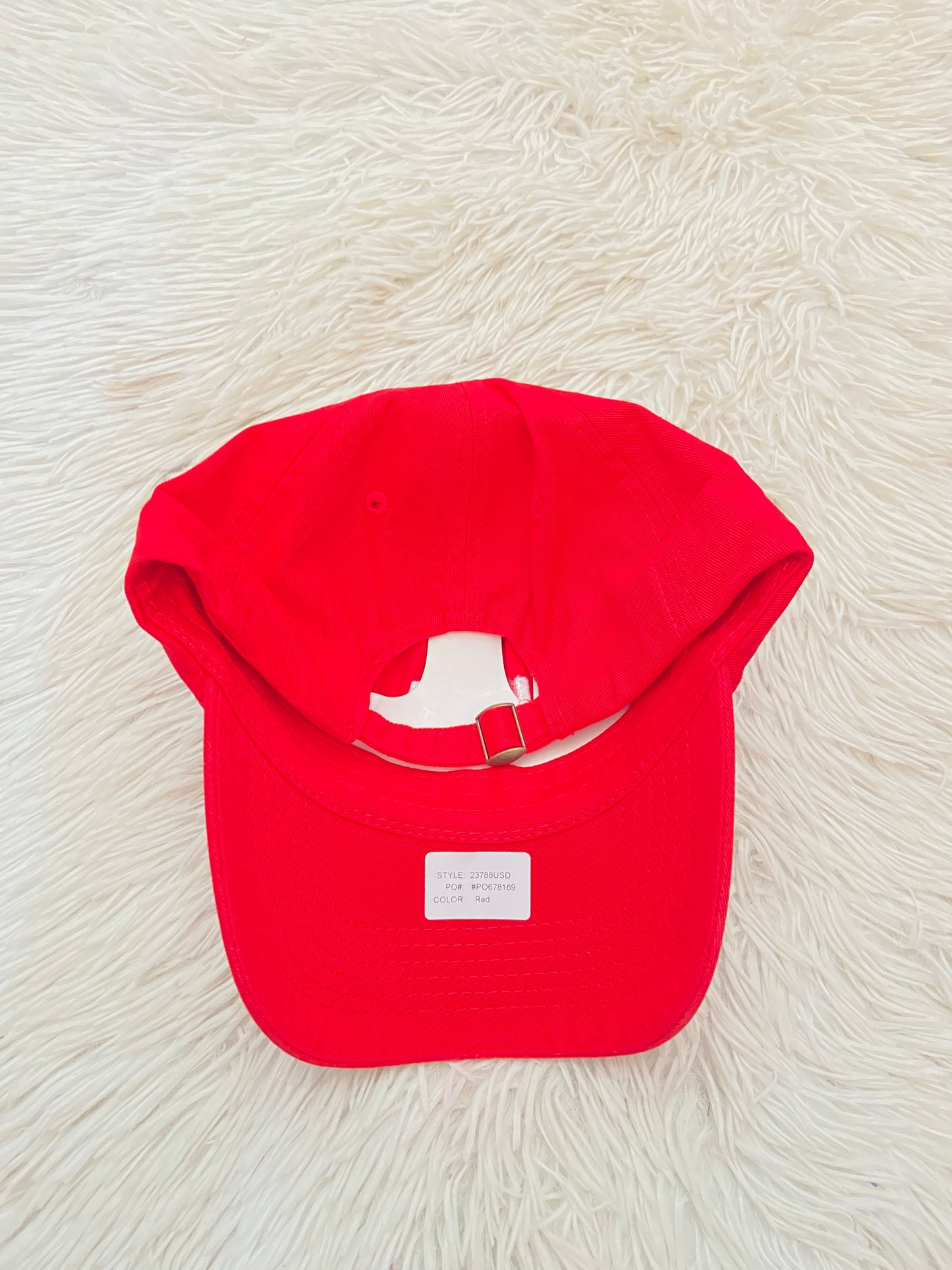 Gorra, roja con estampado de la bandera de Estados Unidos y letras USA.