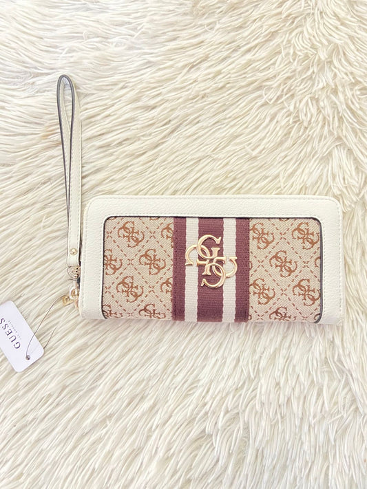 Mondero GUESS original, marrón con blanco y logotipo de la marca en frente y placa G en dorado.