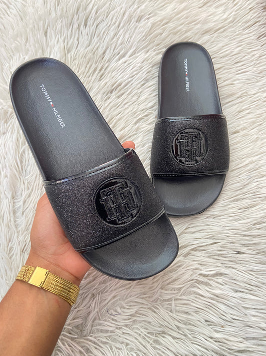 Sandalias TOMMY HILFIGER original, negra con TH en frente con brillos en color negro.