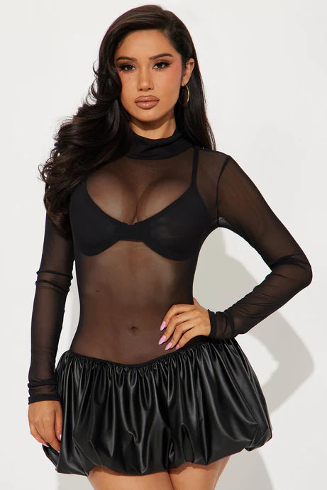 Vestido Mini Fashion Nova doblado burbuja. Cuello tipo mock • Tela transparente arriba