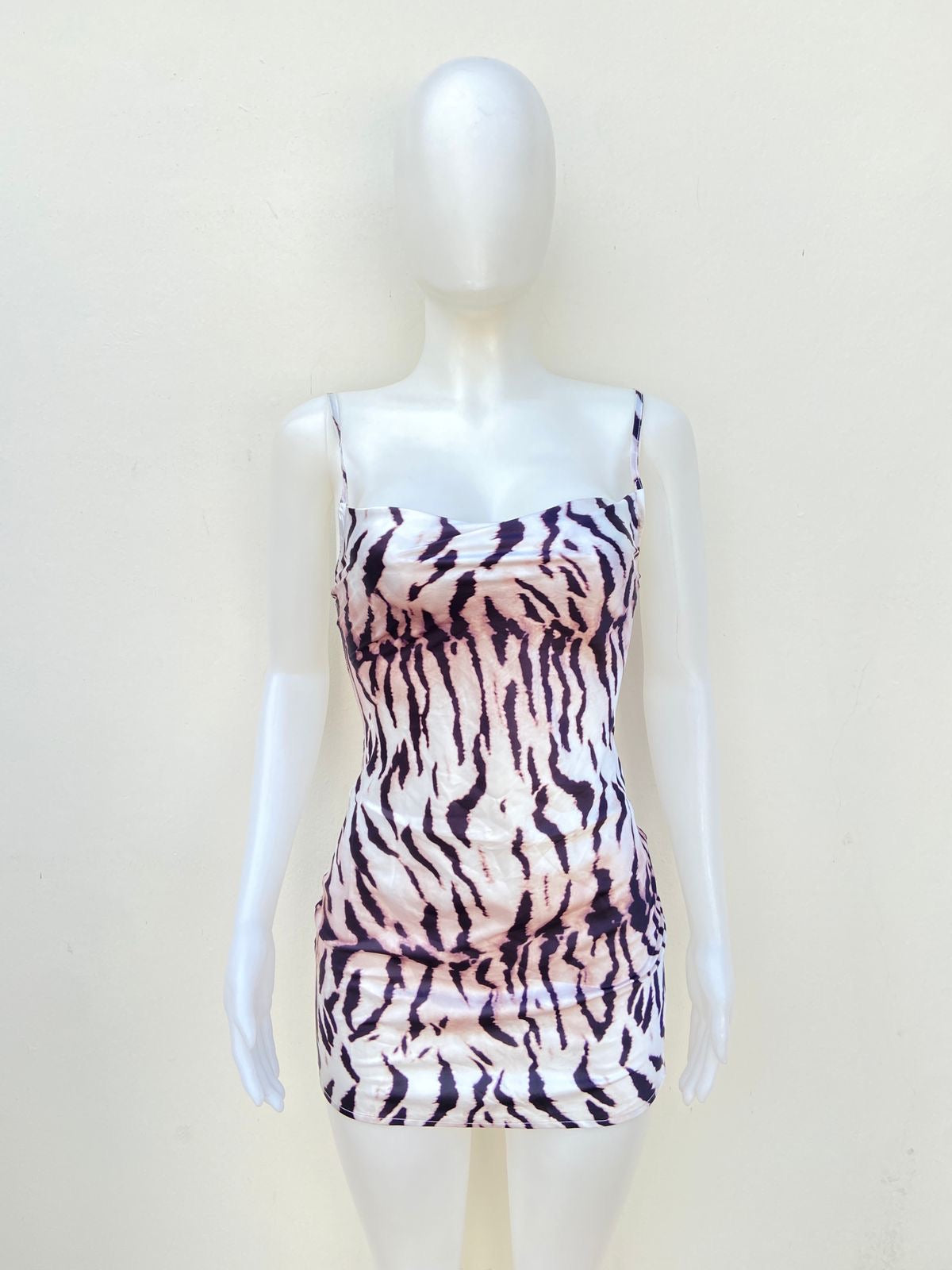 Vestido, blanco con estampado de animal print ( zebra ).