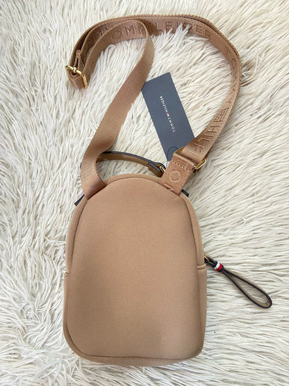 Cartera / bulto crossbody Tommy Hilfiger Original, color marron claro con detalles dorado y placa de la marca al frente