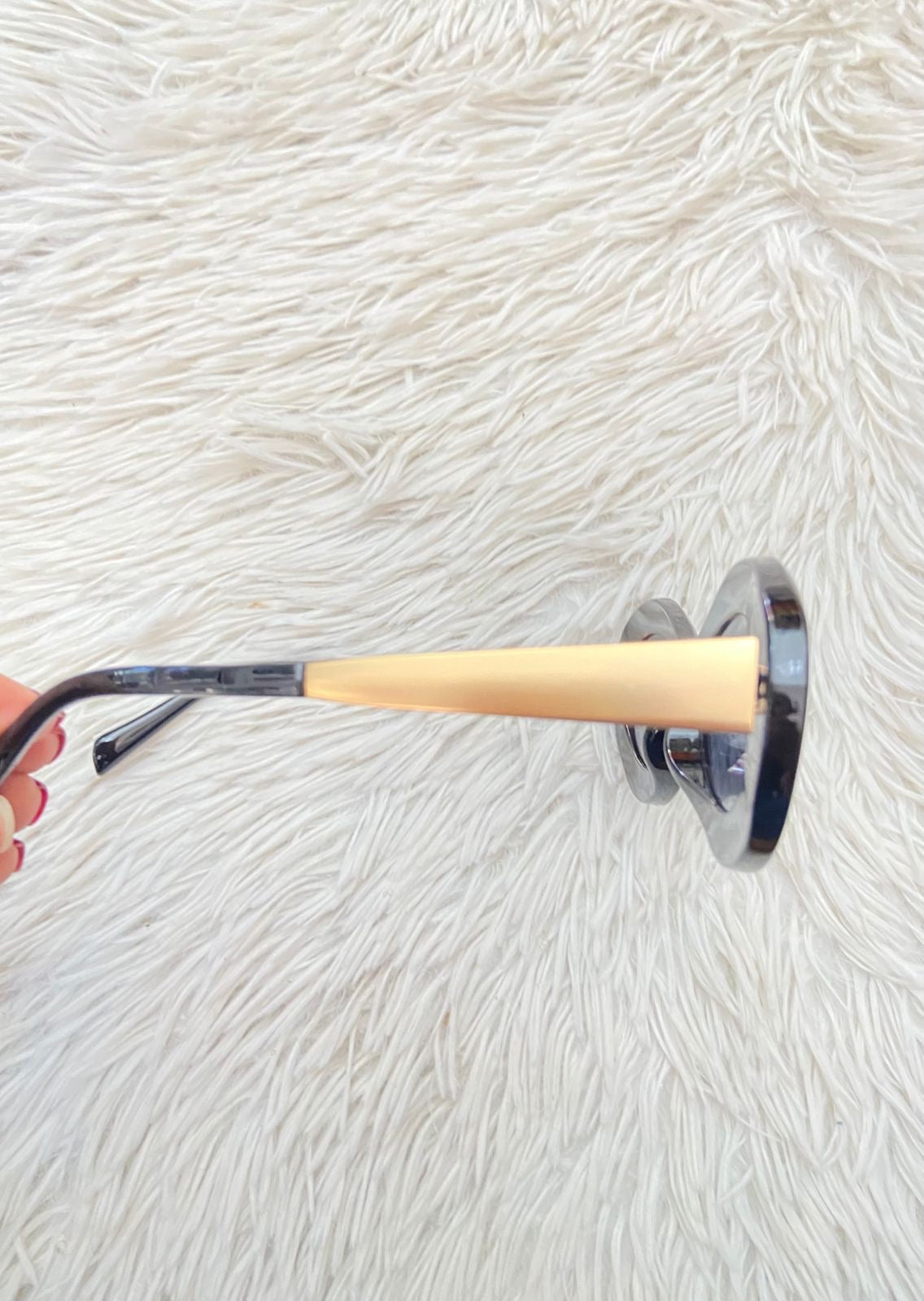 Lentes, diseñados con protección UV 100-400 para proteger tu visión. Negro con montura en dorado y micas en forma de óvalo.