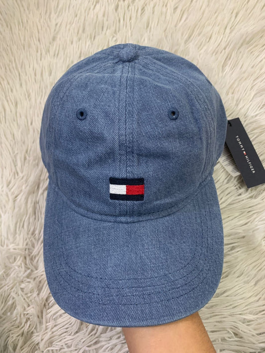 Gorra Tommy Hilfiger original Jean azul claro con logotipo de la marca en enfrente.