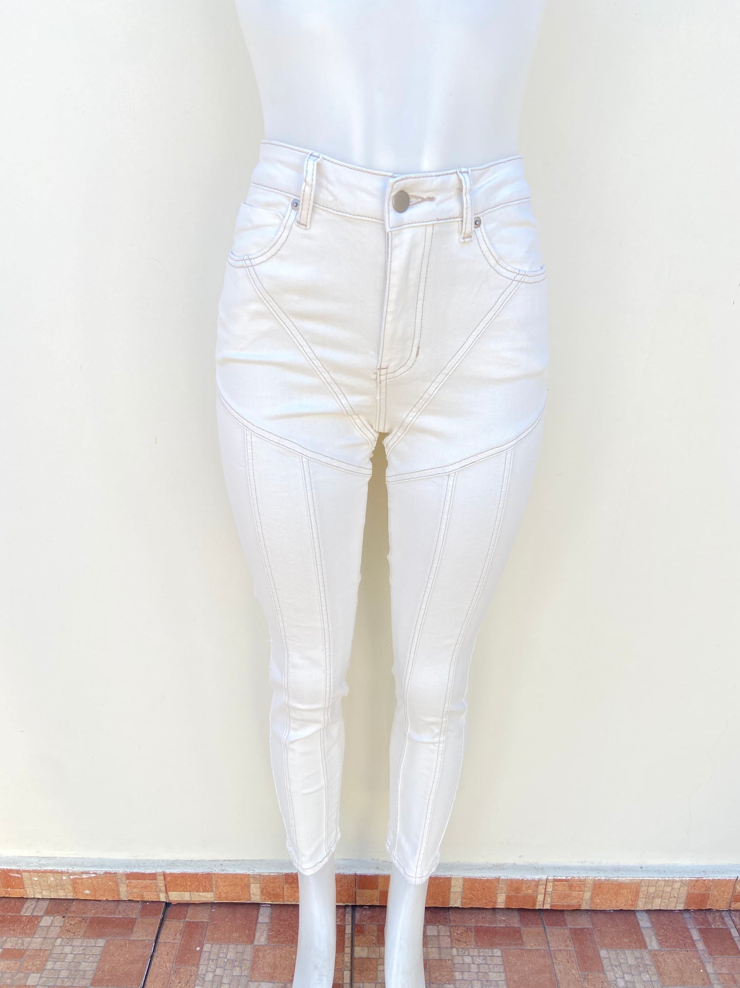 Pantalon Jean, blanco hueso ( Ivory) con costura en hilo marrón, SKINNY JEAN.