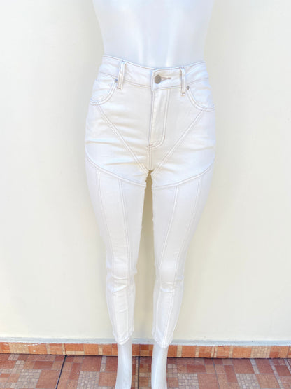 Pantalon Jean, blanco hueso ( Ivory) con costura en hilo marrón, SKINNY JEAN.