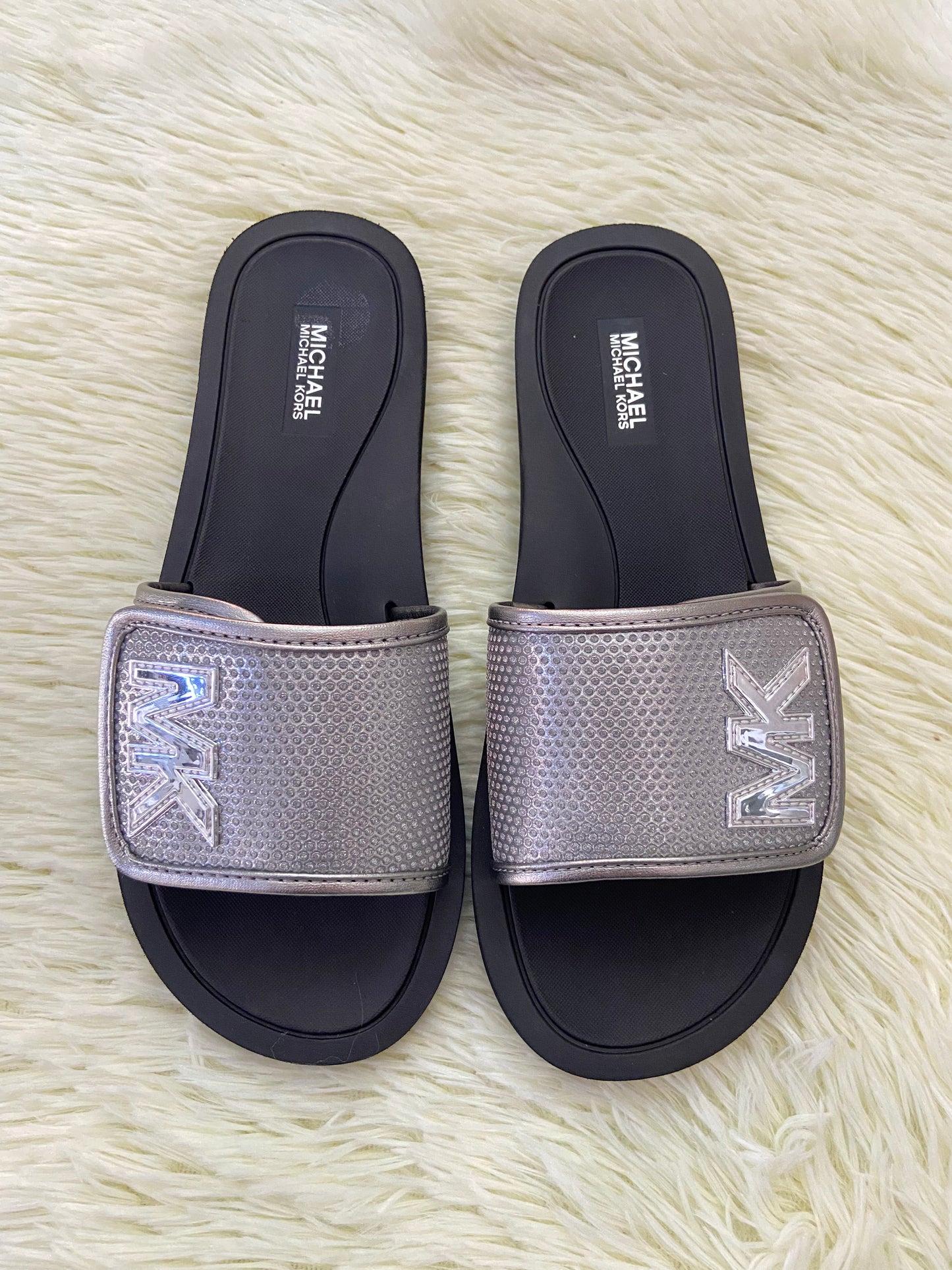 Sandalias MICHAEL KORS original, negra con plateado y letras MK en los lados.