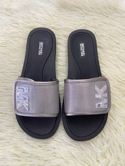 Sandalias MICHAEL KORS original, negra con plateado y letras MK en los lados.