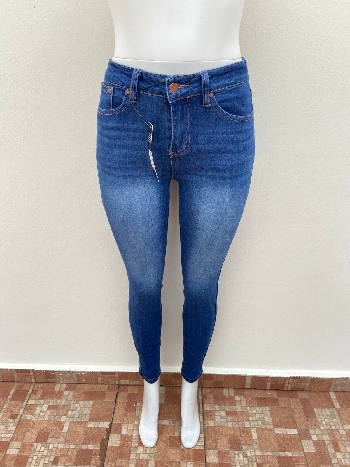 Pantalón Jean, azul oscuro liso con costura en hilo marrón, SKINNY JEANS.