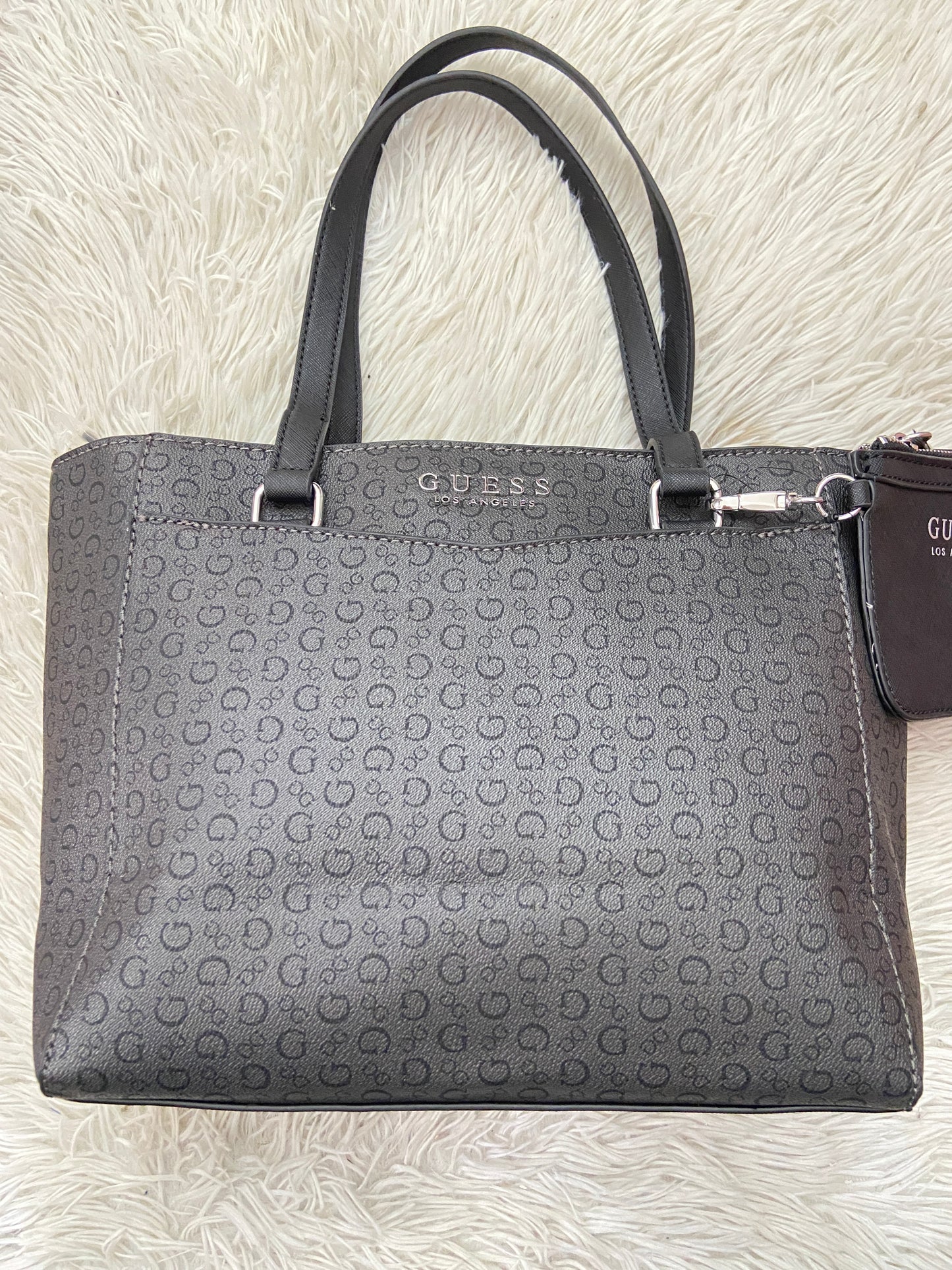 Cartera Guess original negra con estampado de la marca G y placa Guess en plateado.