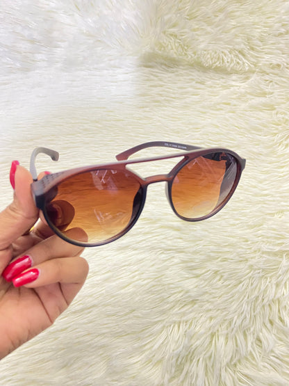 Lentes, marron con micas claras redondos y protecciones UV 400.