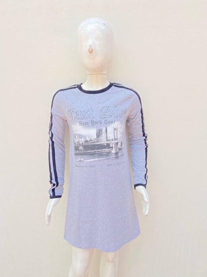 Vestido manga larga en color gris con detalles de lineas negras y estampado de la ciudad de NEW YORK, CAST SIDE