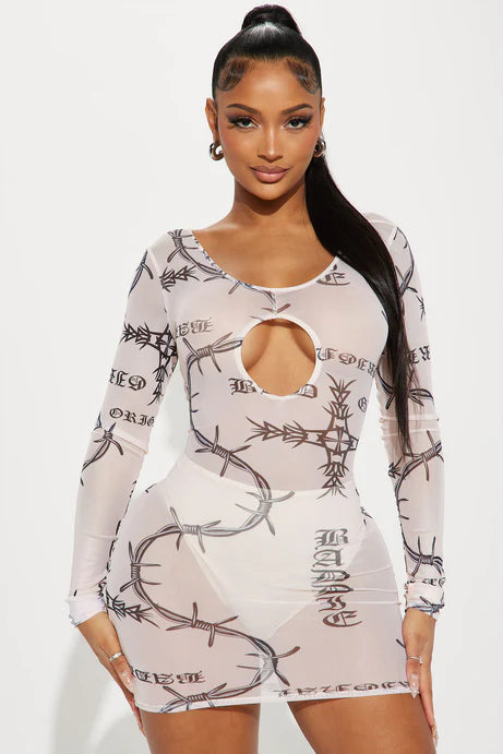 Vestido crema con estampado de púas.