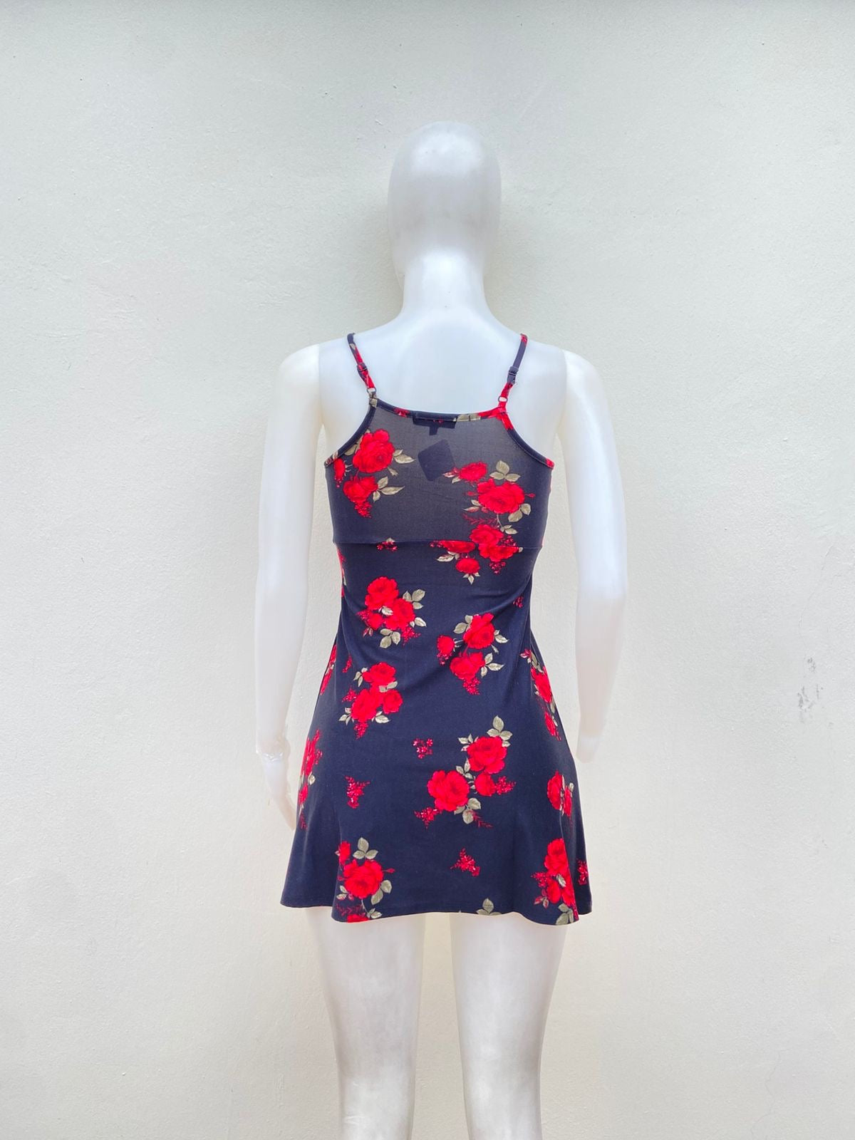 Vestido negro con estampado de rosas rojas.