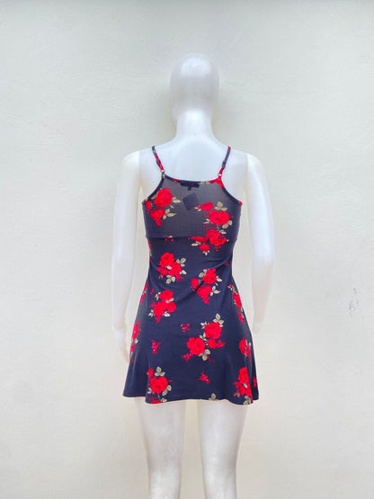 Vestido negro con estampado de rosas rojas.