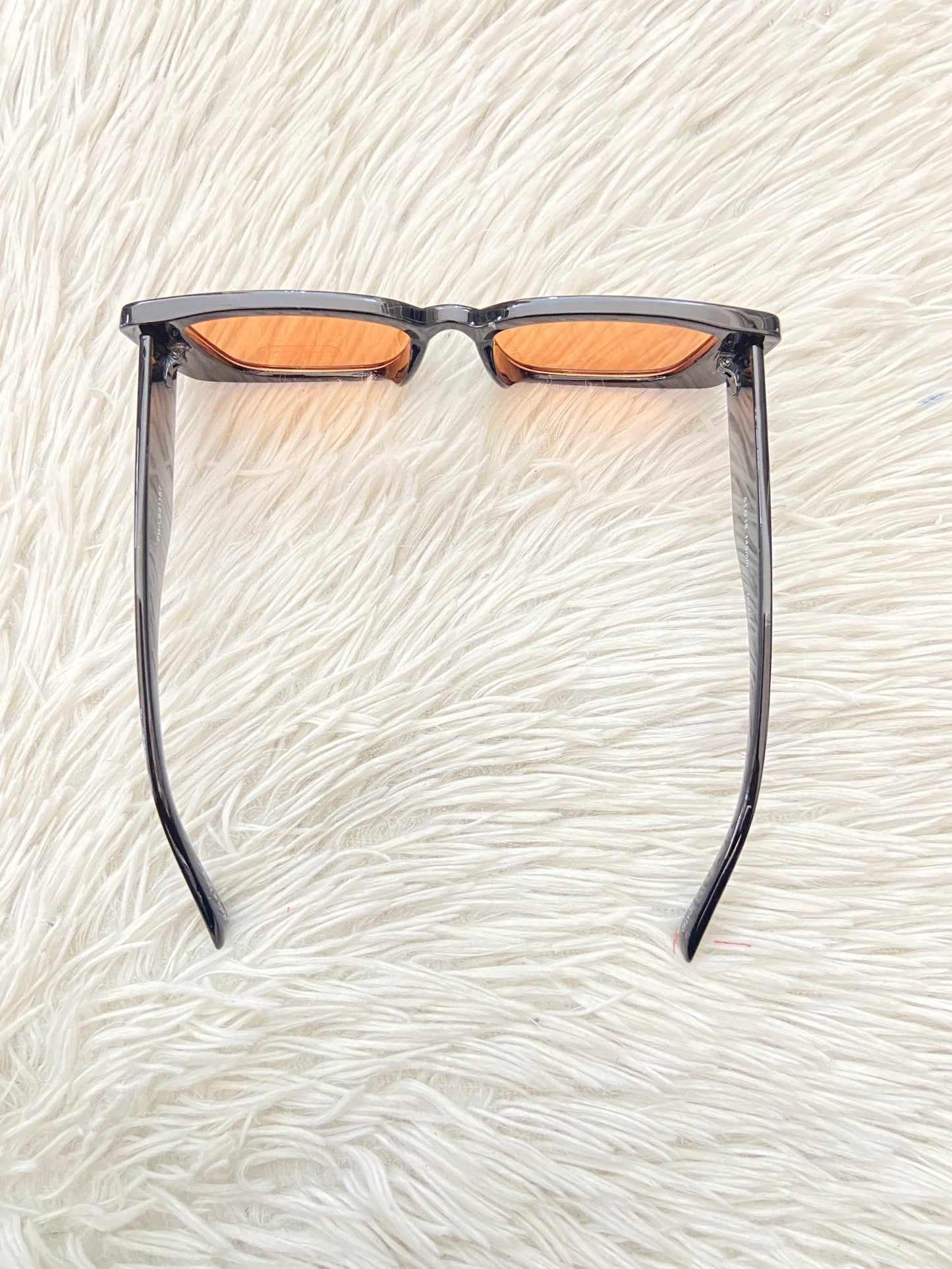 Lentes Fashion Nova original negros con micas naranja.