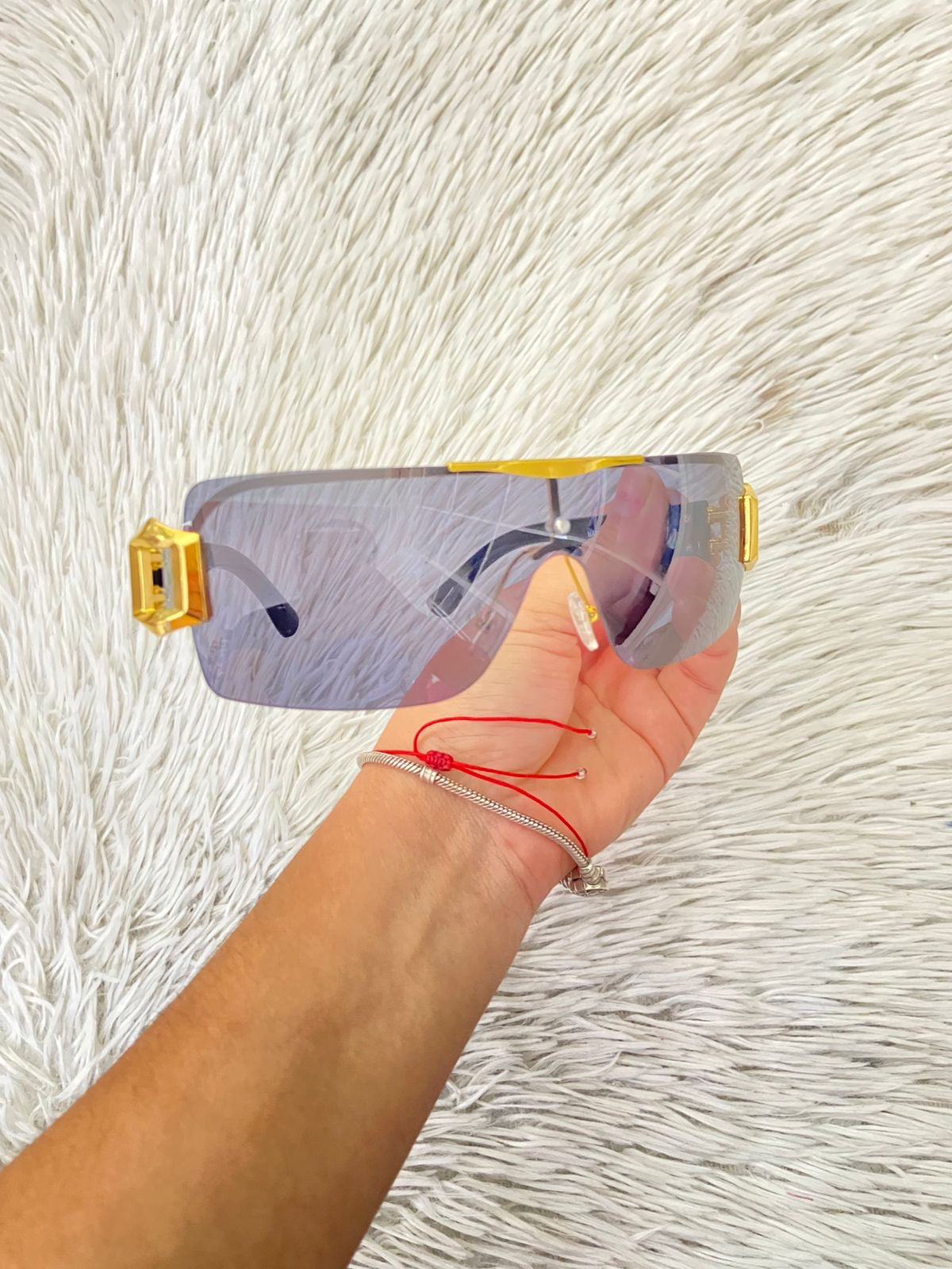 Lentes en color negro con detalles dorados dos lineas en los lados y micas oscuras